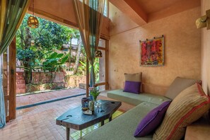 Design Studio Suite, 1 Queen Bed, Air conditioning | Living area