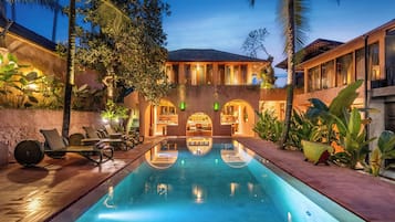 Bagian depan properti - sore/malam