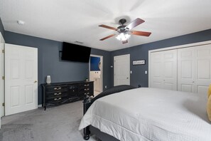 3 bedrooms, iron/ironing board, free WiFi, bed sheets - Pet friendly home in the heart of Crestview (Crestview)