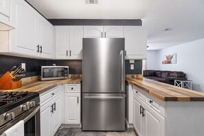 Køleskab, mikrobølgeovn, ovn, kogeplade