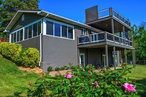 Exterior - Lakefront, Modern / Spacious - Rooftop Deck, Dock, Kayaks (Dandridge)