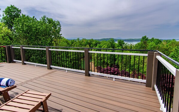 Terrace/patio - Lakefront, Modern / Spacious - Rooftop Deck, Dock, Kayaks (Dandridge)