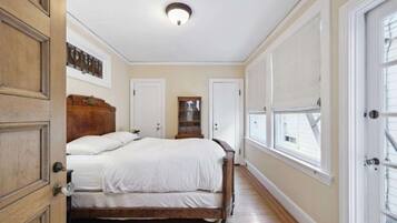 1 bedroom, bed sheets