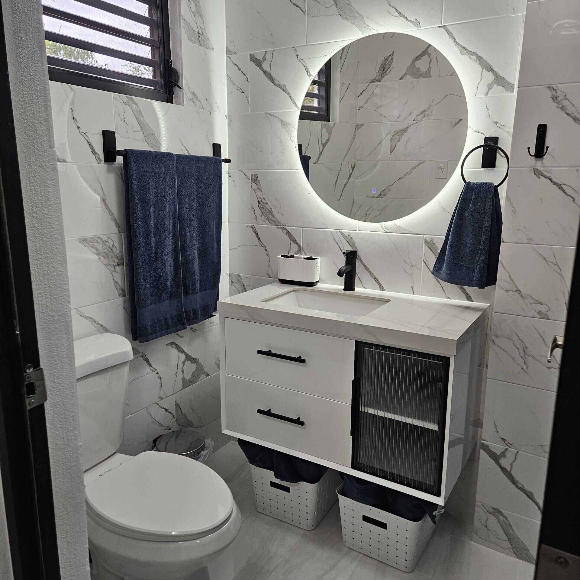 Secadora de cabello, toallas, jabón, papel de baño 