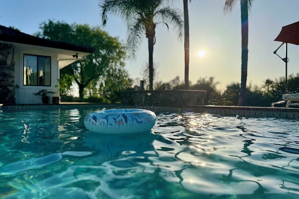 Alberca al aire libre y alberca climatizada