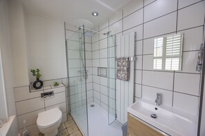 Douche, sèche-cheveux, serviettes fournies