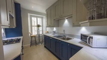 Coffee/tea maker, fridge, microwave, oven