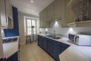 ثلاجة، ميكروويف، فرن، موقد طهي مسطح