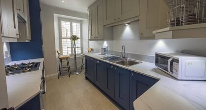 Short Walk to the Beach - 2 Guests - Free Parking