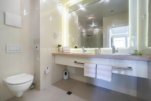 Haartrockner, Handtücher, Seife, Toilettenpapier