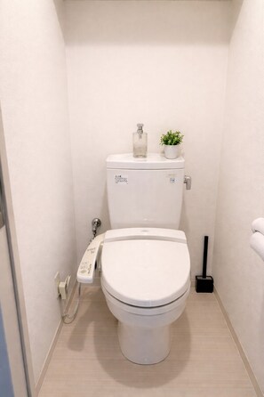Een haardroger, een bidet, handdoeken, zeep