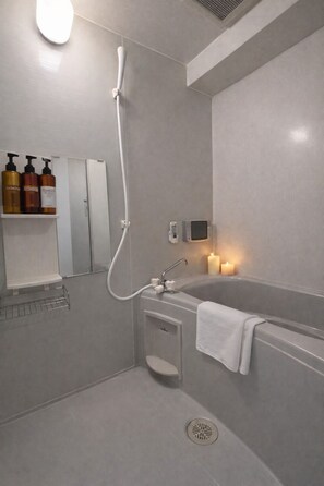 Haartrockner, Bidet, Handtücher, Seife