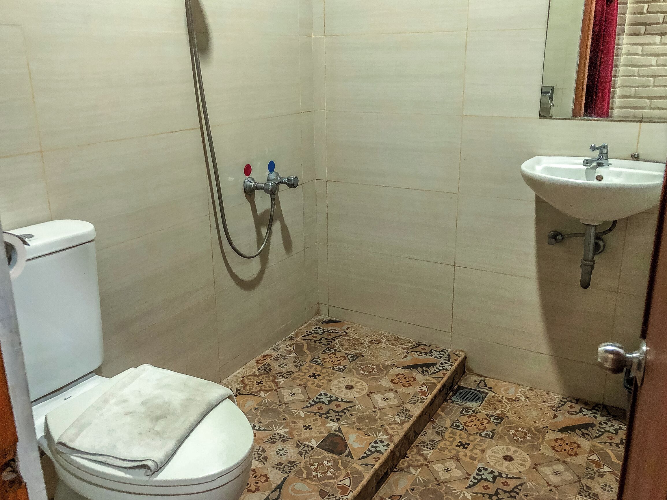 Un bagno piccolo con il water, una doccia e un lavandino.