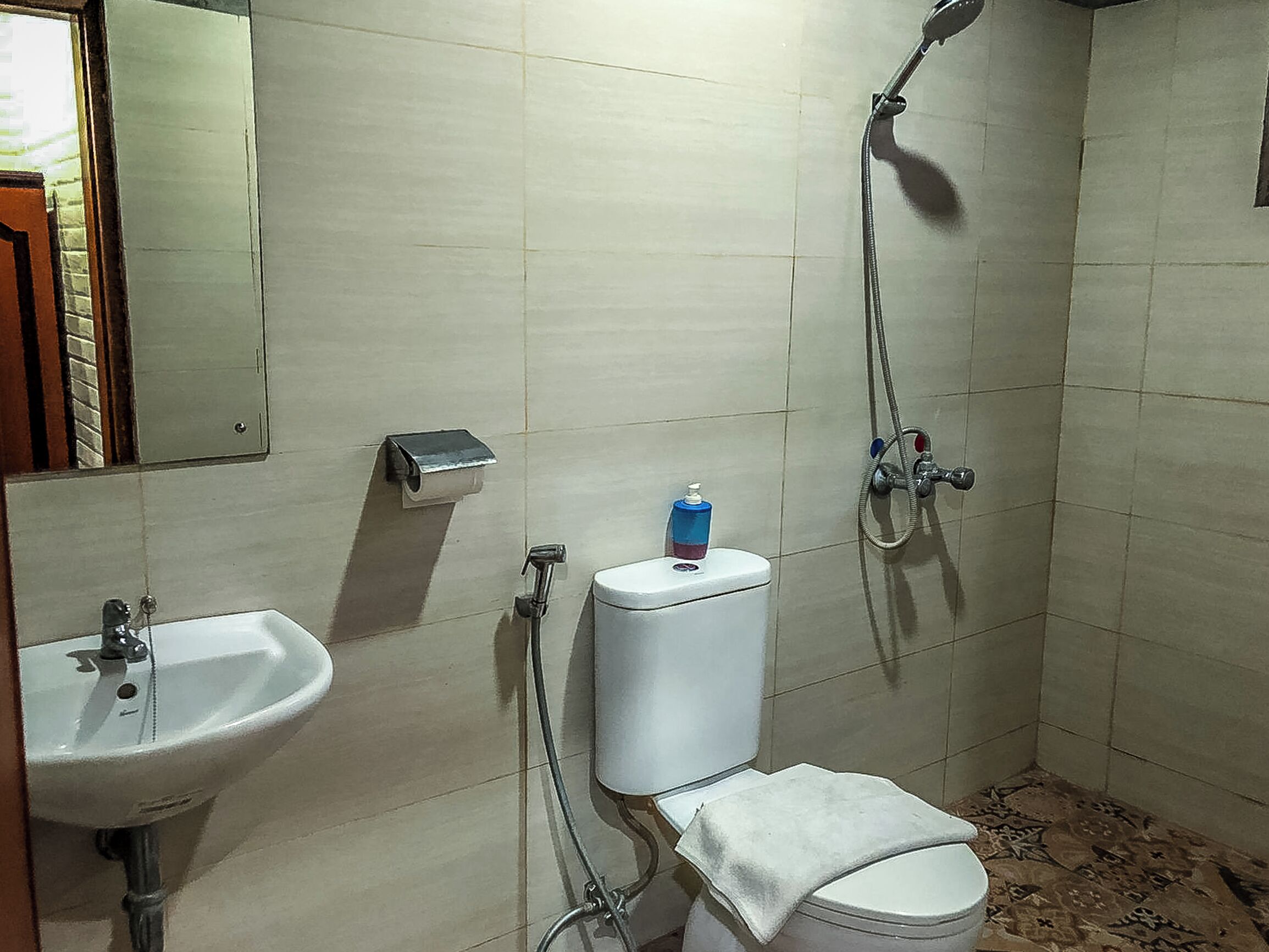 Ein Badezimmer mit Waschbecken, Toilette und Dusche.