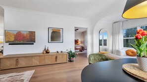 1 habitación, tabla de planchar con plancha y cuna de viaje