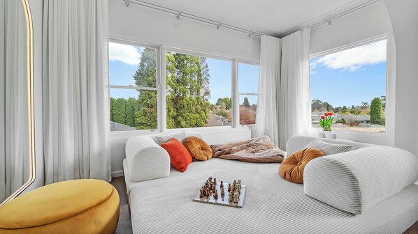 1 bedroom, iron/ironing board, travel cot, free WiFi - Archies, Bowral - modern, peaceful, close to town (Bowral)