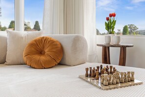1 habitación, tabla de planchar con plancha y cuna de viaje