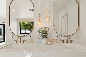 Sèche-cheveux, serviettes fournies, savon, papier toilette