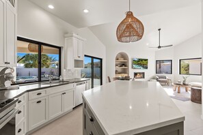 Micro-ondes, four, plaque de cuisson, lave-vaisselle