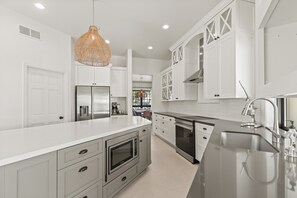 Micro-ondes, four, plaque de cuisson, lave-vaisselle