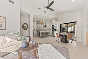 TV, fireplace - Modern Mediterranean Design in Indian Wells / Palm Desert - Newly remodeled. (Indian Wells)