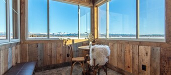 Charming 3-bedroom farmhouse with WiFi, AC in delightful Tetonia