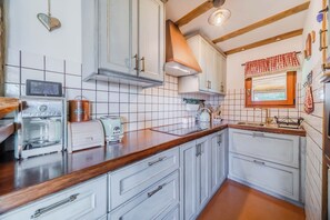 Een koelkast, een oven, een kookplaat, een vaatwasser