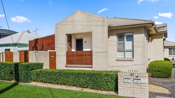 Exterior - Three Jewels of the Sea (Lake Illawarra)