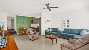 Living area - Three Jewels of the Sea (Lake Illawarra)