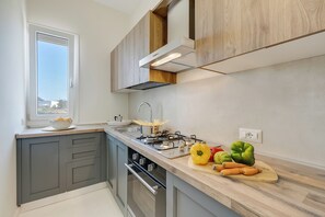 Kühlschrank, Ofen, Herdplatte, Wasserkocher mit Kaffee-/Teezubehör