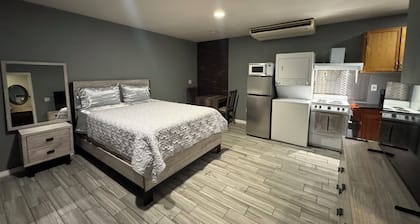 Cozy private Studio in a safe area of Las Vegas with WiFi, AC
