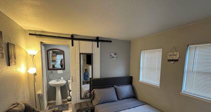 Cozy private cabin in a safe area of the fabulous Las Vegas with WiFi, AC