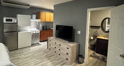 Cozy private Studio in a safe area of Las Vegas with WiFi, AC