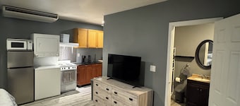 Cozy private Studio in a safe area of Las Vegas with WiFi, AC