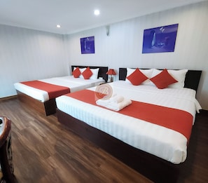 Habitación cuádruple Deluxe | Ropa de cama de alta calidad y escritorio 