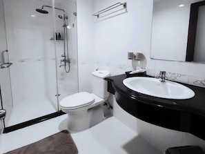 Regadera, regadera con hidromasaje, amenidades de baño gratuitas 