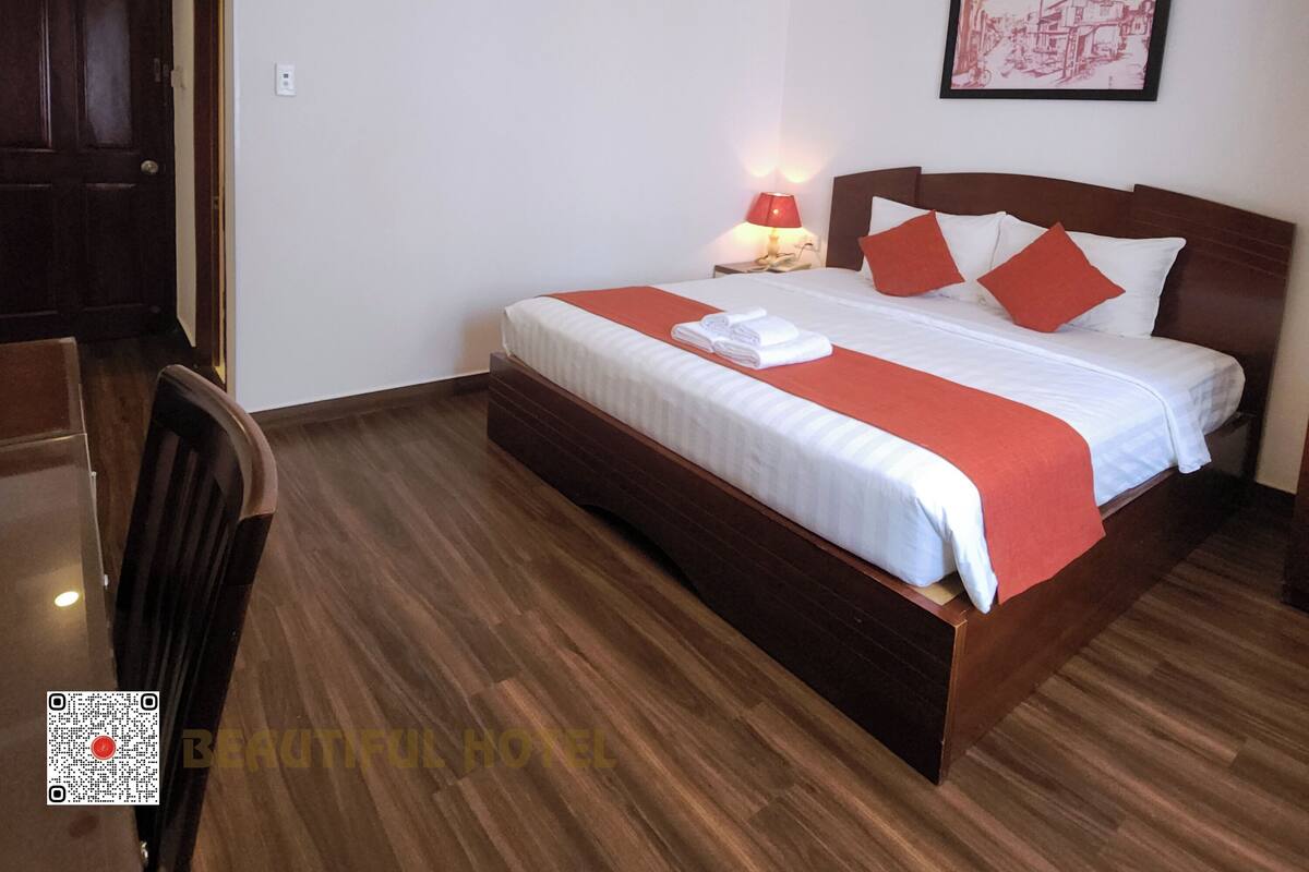 Phòng đôi Deluxe, 1 giường cỡ king, quang cảnh thành phố | Bộ đồ giường cao cấp, bàn, màn/rèm cản sáng 