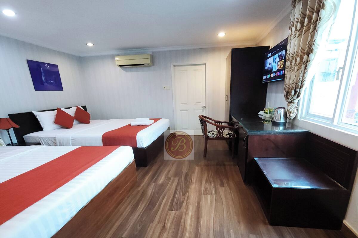 Phòng 4 Deluxe | Bộ đồ giường cao cấp, bàn, màn/rèm cản sáng 