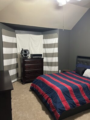 2 bedrooms, iron/ironing board, WiFi, bed sheets - Charming Home in Corinth with two rooms &  full bath.  Kitchen & laundry access. (Corinth)