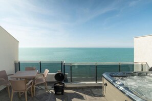 3 bedrooms - Exclusive Seafront Duplex With Jacuzzi (Rrashbull)