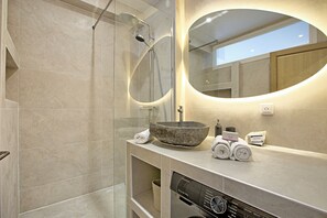 Douche, sèche-cheveux, serviettes fournies