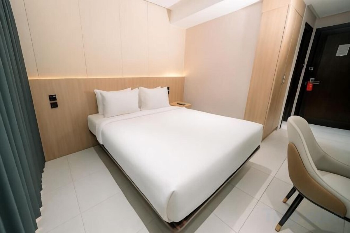 Soundproofing, WiFi (free), bed sheets