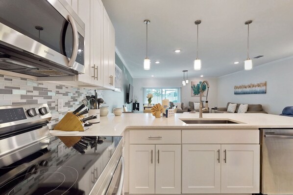 Kylskåp, mikrovågsugn, ugn och spishäll