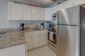 Geladeira, micro-ondas, fogão, cooktop