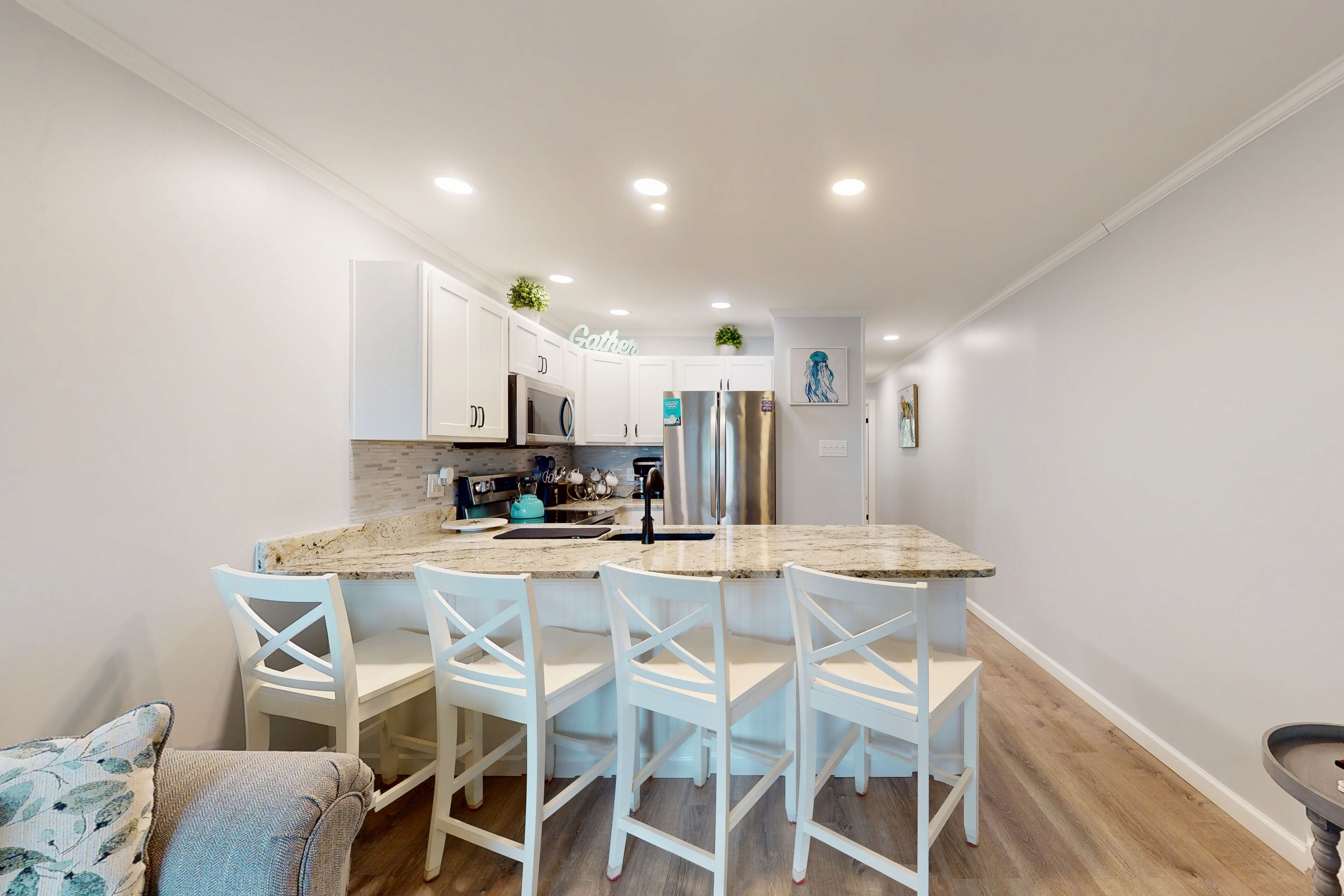 冷蔵庫、電子レンジ、オーブン、コンロ