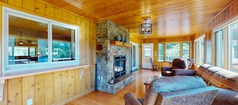Spacious lakeside retreat near golf, trails & downtown, your perfect getaway!