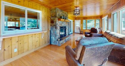 Spacious lakeside retreat near golf, trails & downtown, your perfect getaway!