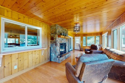 Spacious lakeside retreat near golf, trails & downtown, your perfect getaway!