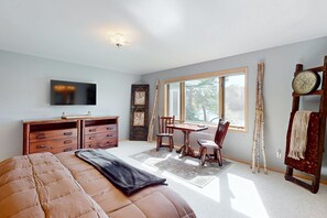 6 bedrooms, iron/ironing board, Internet, bed sheets