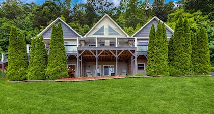 Quiet mountainside apartment with great views, central air and private W/D